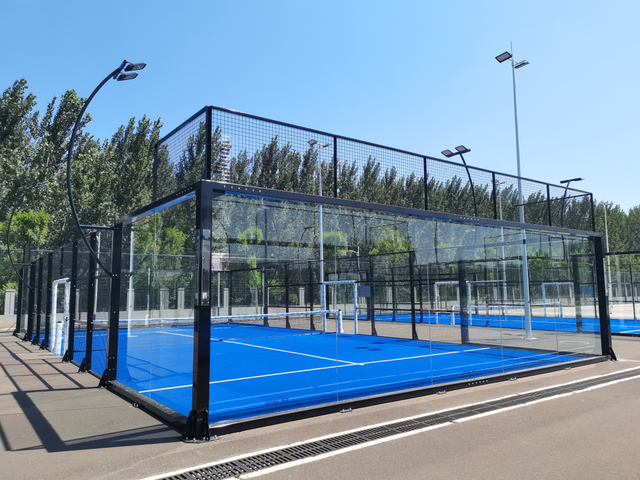 Desde el diseño hasta el envío de canchas de tenis de remo de alta gama